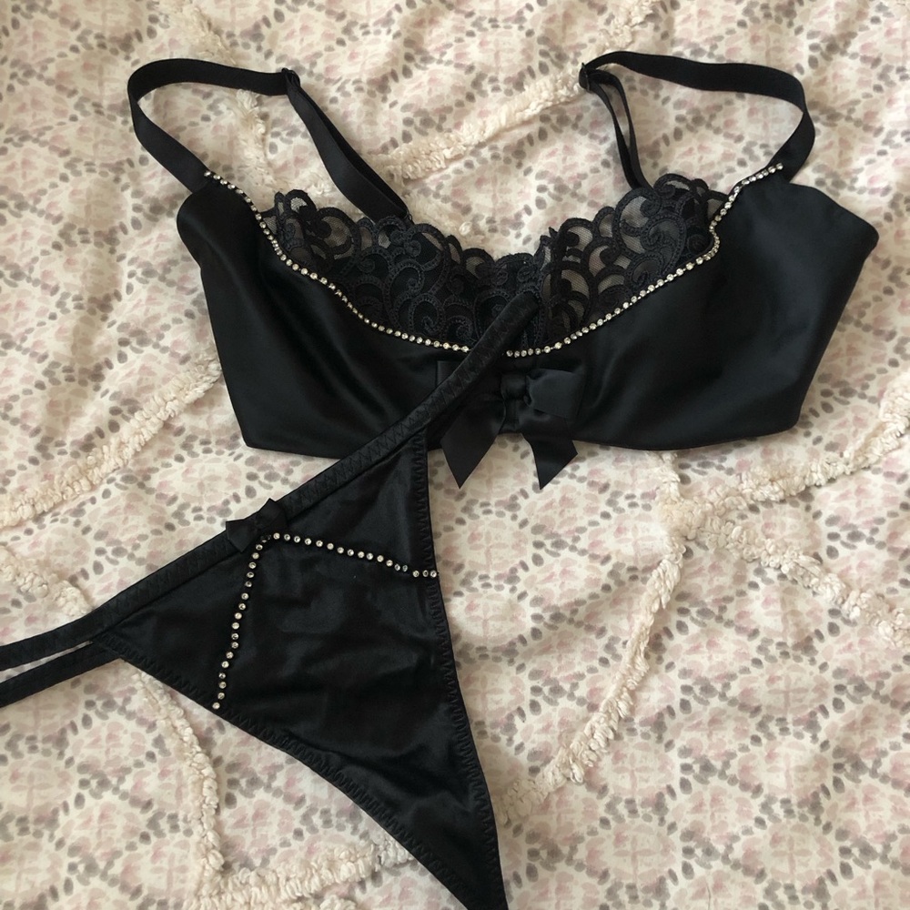 Victoria's Secret Black Lace Bra with Rhinestone Trim VGC 34D - Picture 5 of 6